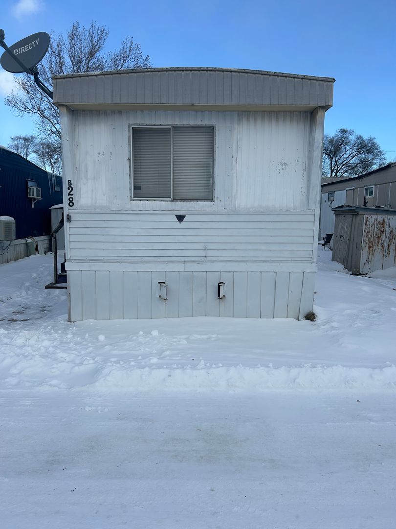 Warren Apartment: 23765 Lawrence