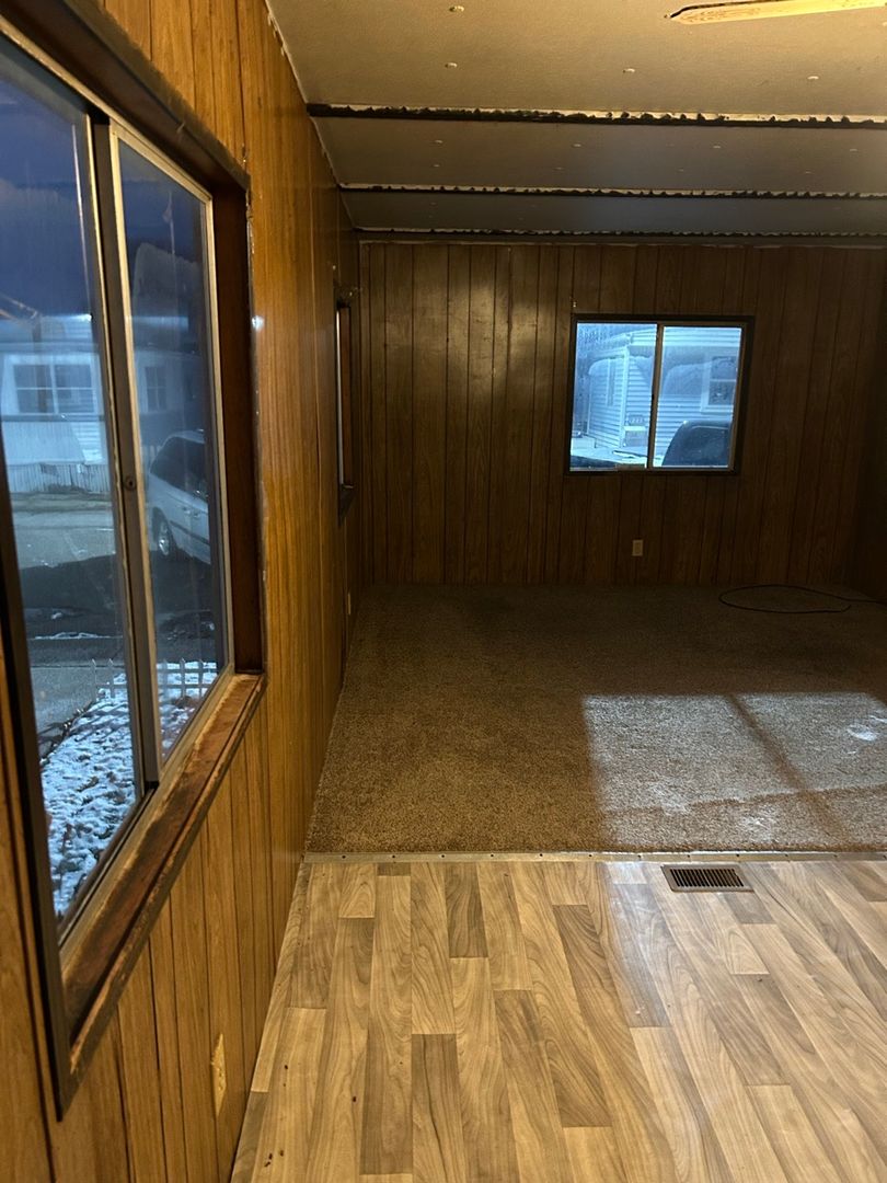 Warren Apartment: 23765 Lawrence