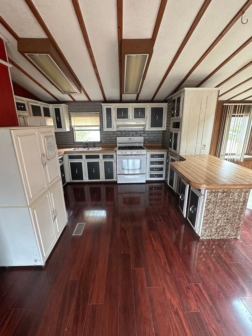 Hancock Apartment: 627 South Conlin Court Dr.
