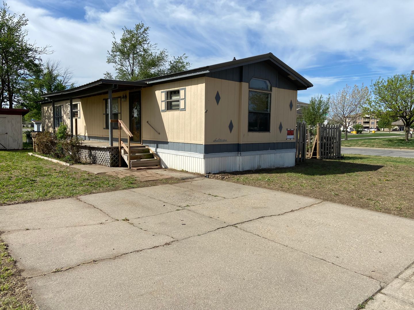 Hutchinson Apartment: 1601 E. 11th Ave.