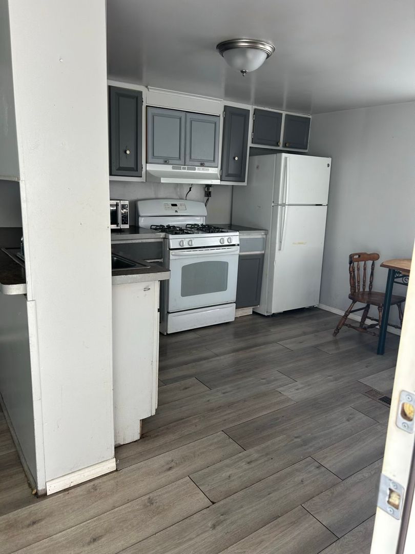 Warren Apartment: 23765 Lawrence