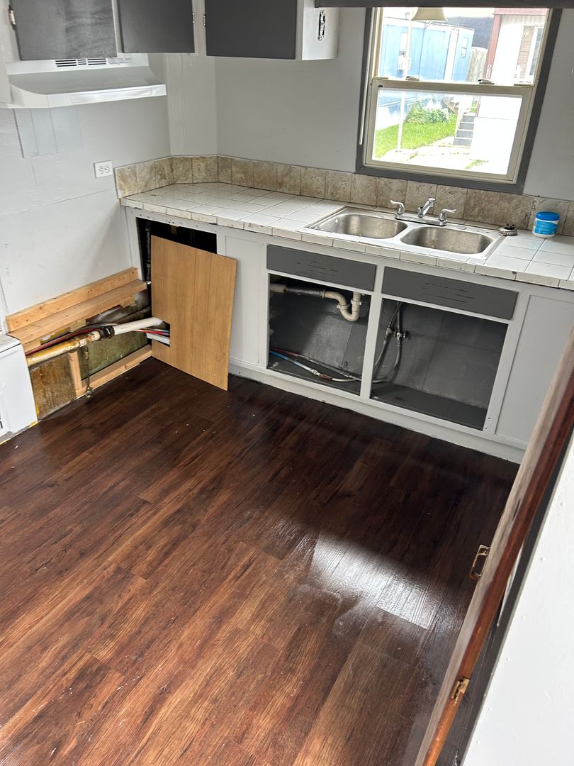 Warren Apartment: 23765 Lawrence
