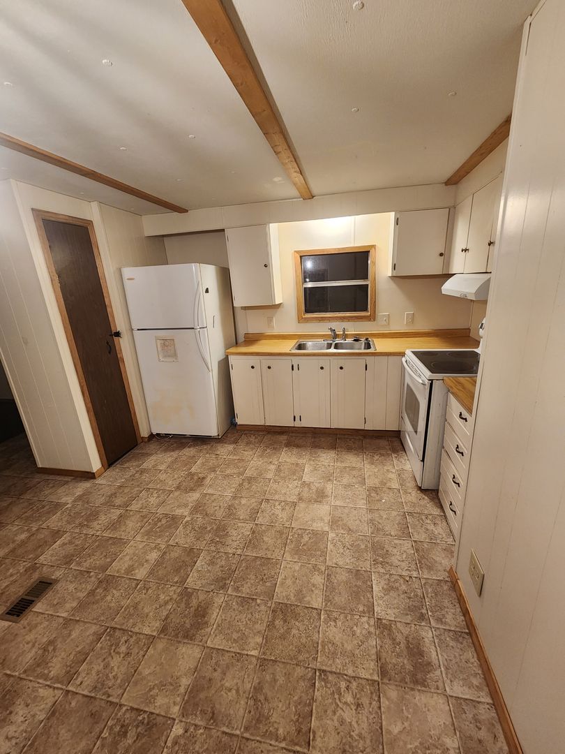 Staples Apartment: 1400 8th St