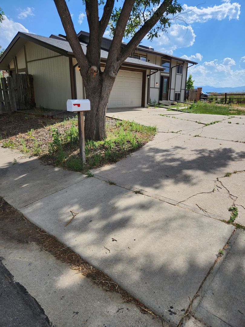 Broomfield House: 3592 W 131st Pl
