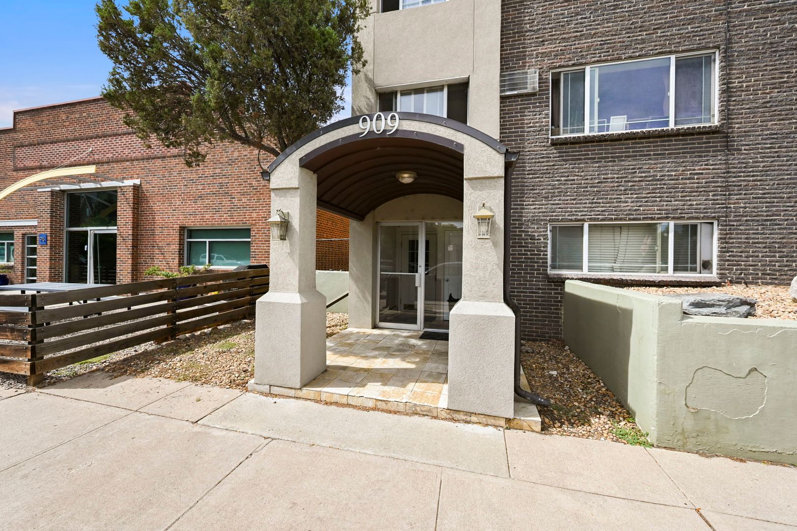 Denver Apartment: 909 S Pearl St