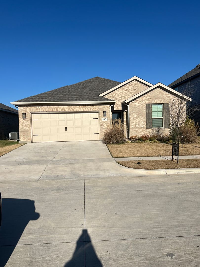 Cleburne House: 115 Lost Oak Dr