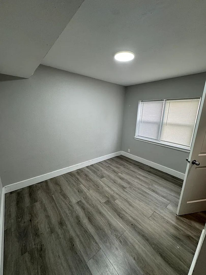 124 North Eddy St 2 of 9