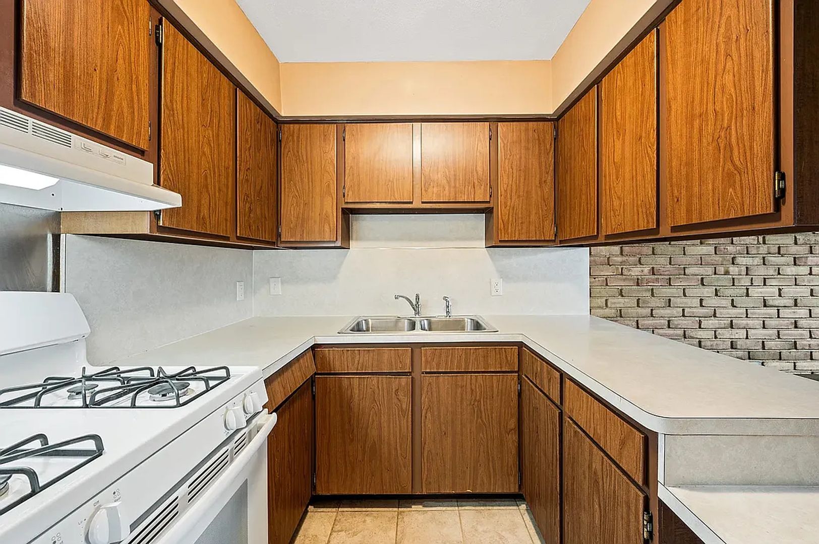 Mishawaka Apartment: 521 W 11th St.