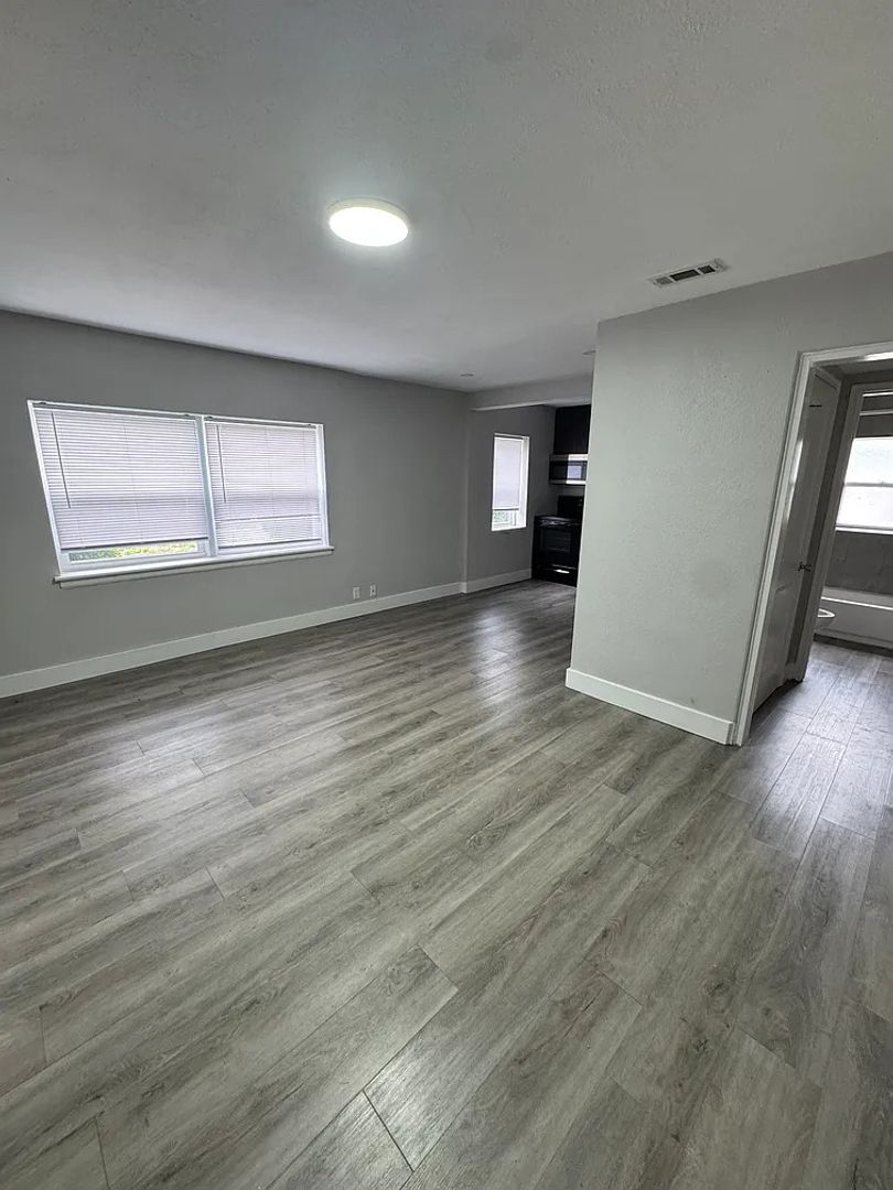 124 North Eddy St 6 of 8