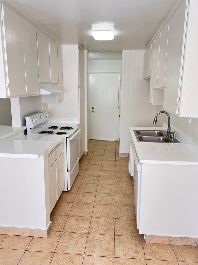 Sherman Oaks Apartment: 4424 Woodman Ave