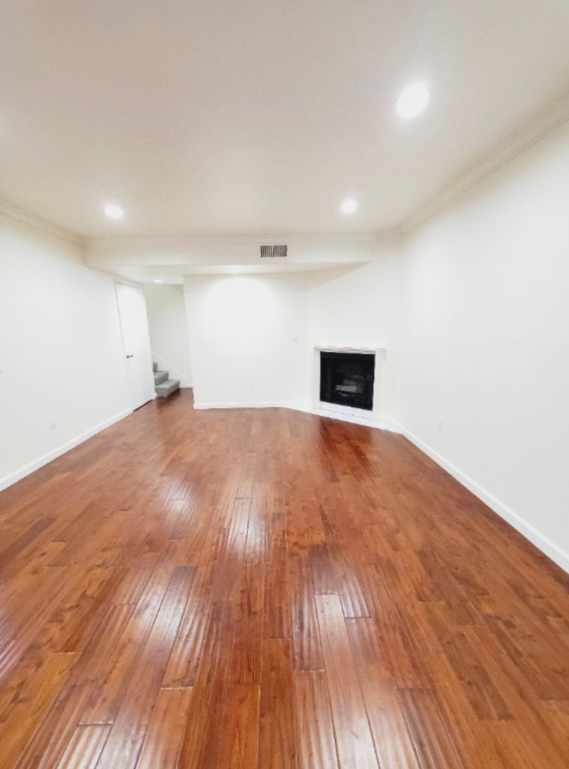 Sherman Oaks Apartment: 13002 Riverside Dr