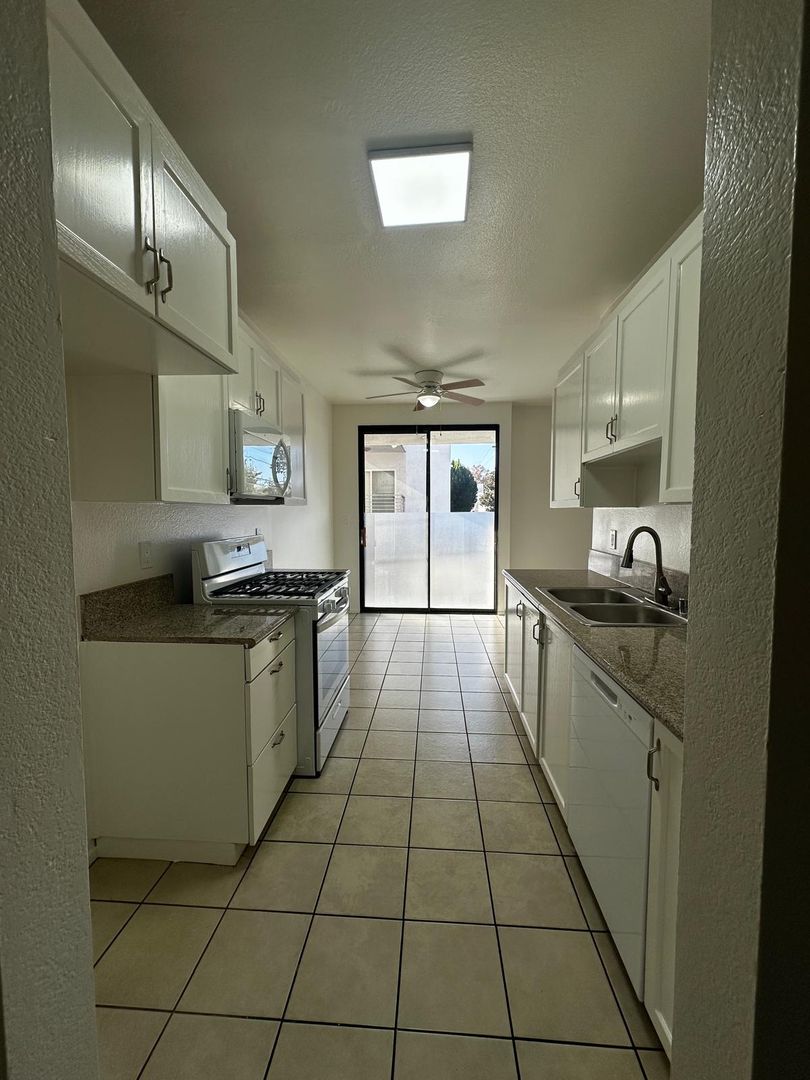 Studio City Apartment: 4343 Whitsett Ave