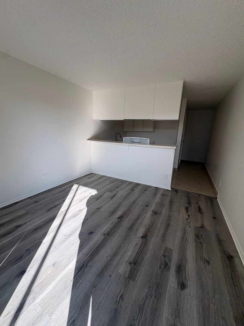 Van Nuys Apartment: 7507 Woodman Ave