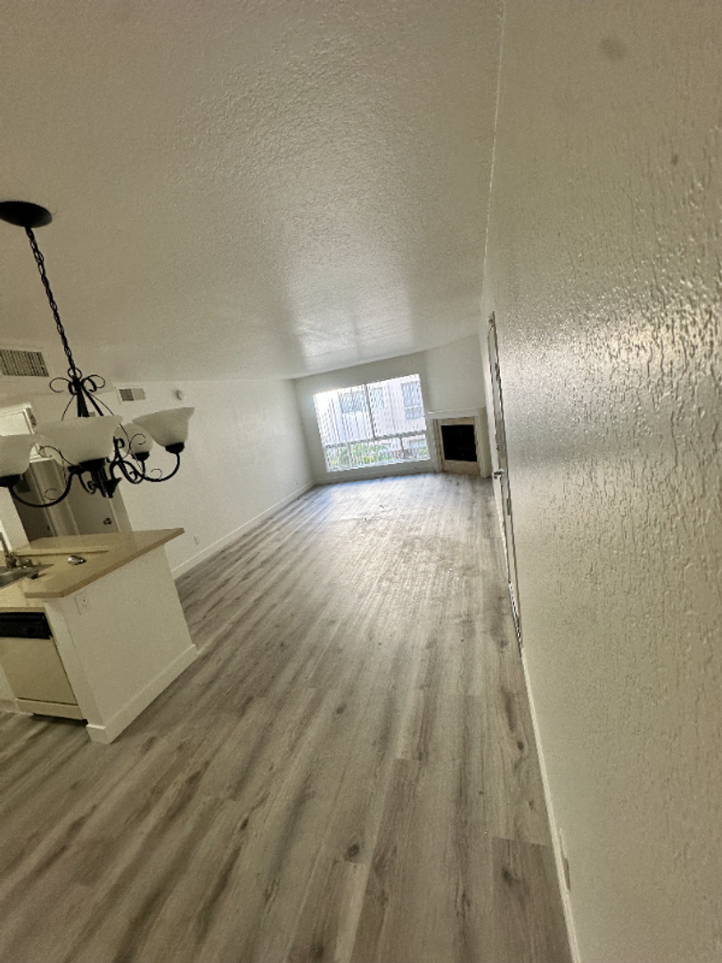 Sherman Oaks Apartment: 15009 Moorpark St