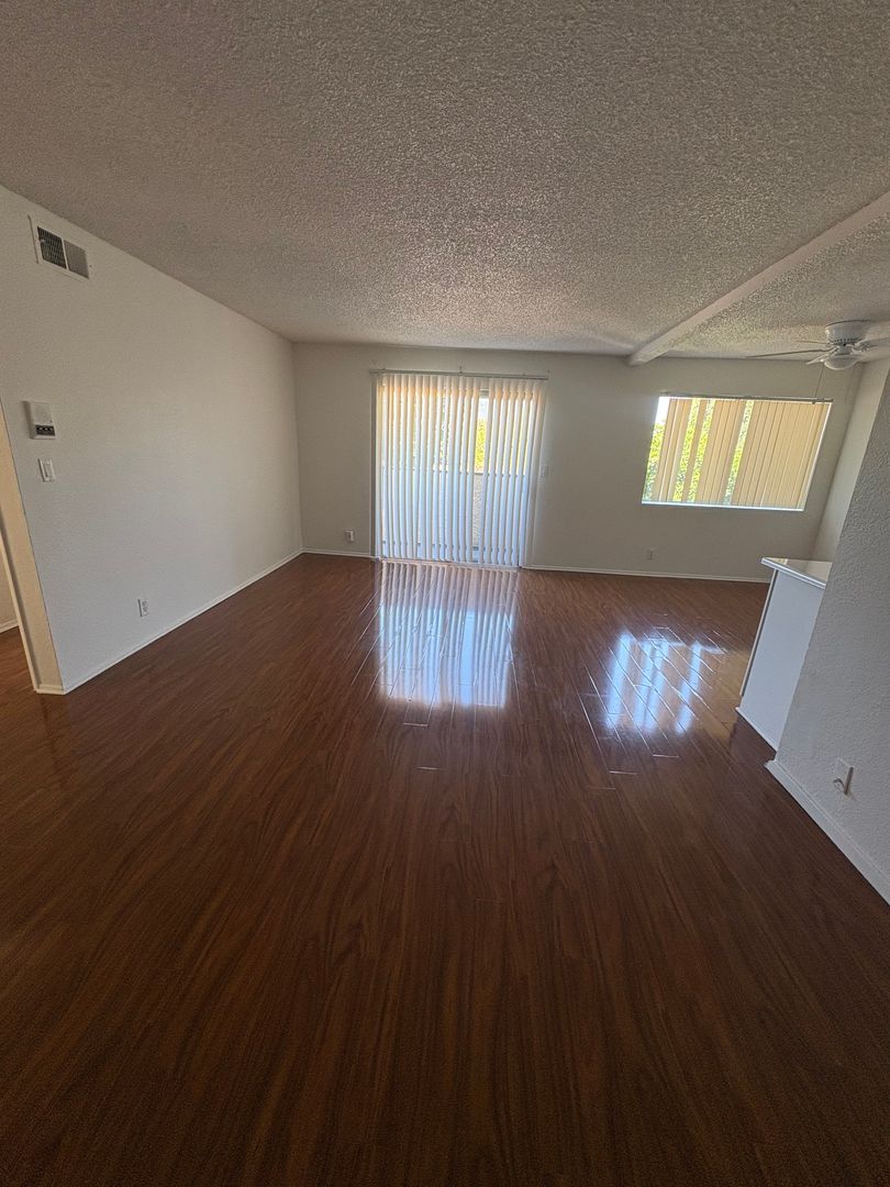 Van Nuys Apartment: 6925 Haskell Ave