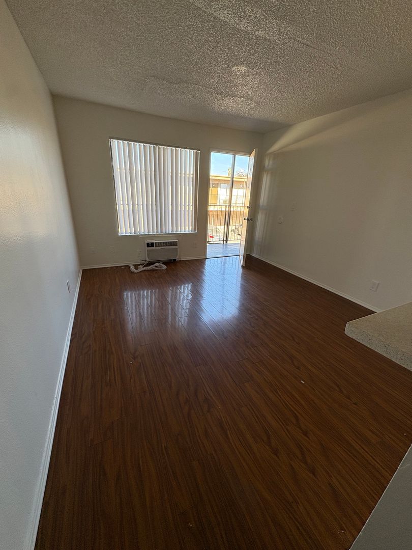 Van Nuys Apartment: 7507 Woodman Ave