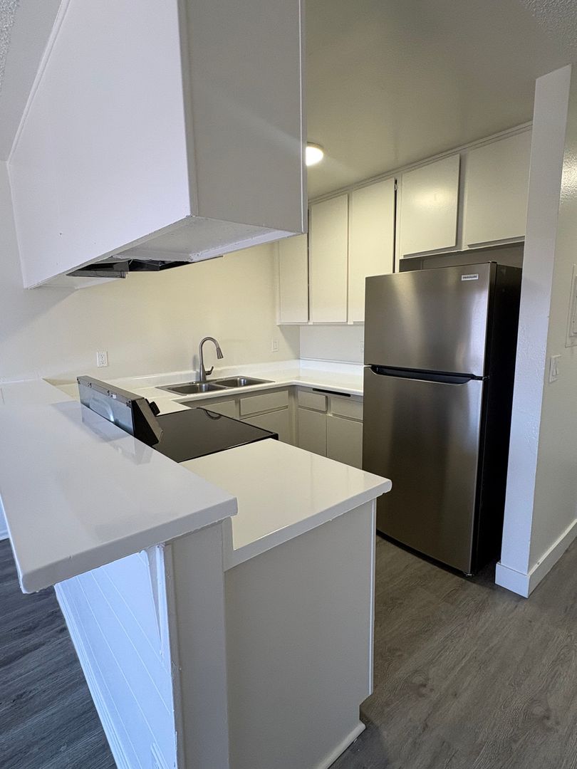 Van Nuys Apartment: 7507 Woodman Ave
