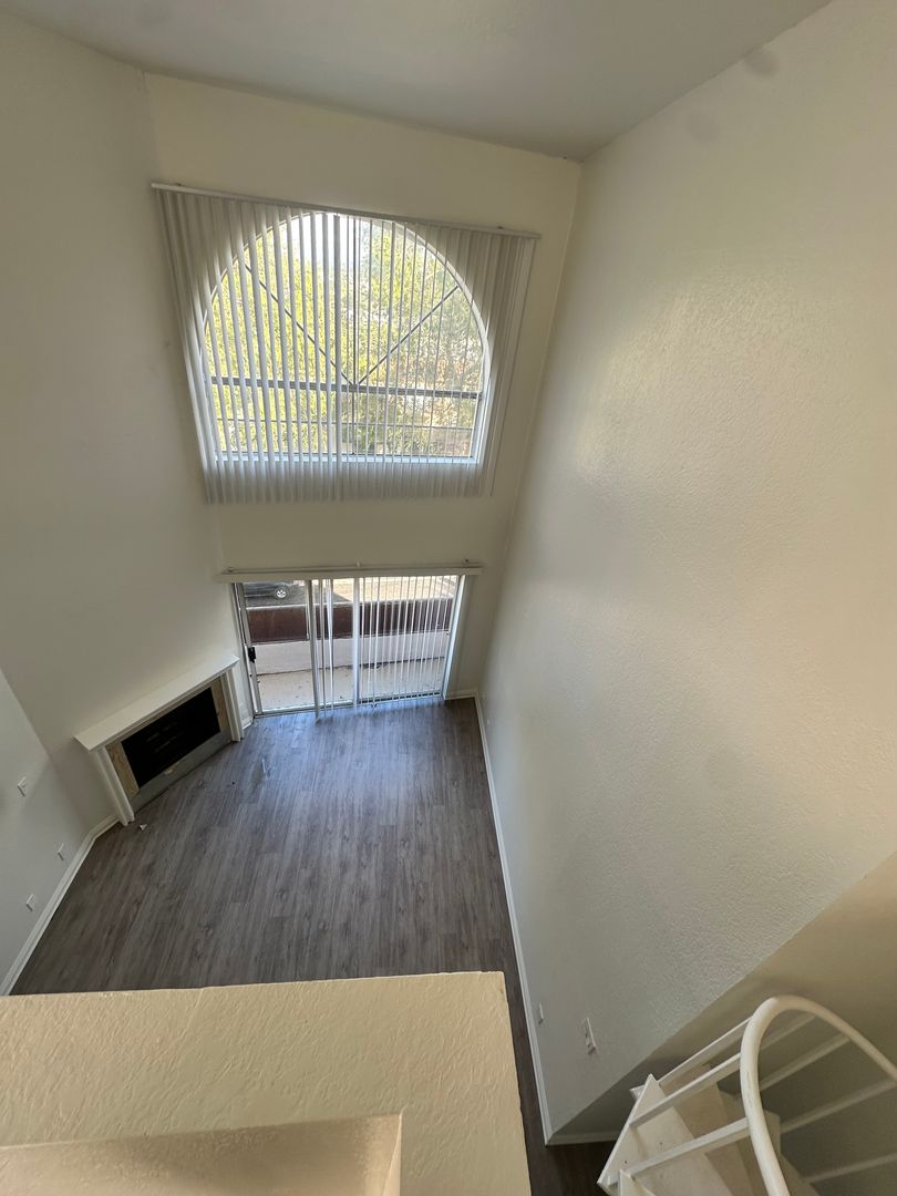 Sherman Oaks Apartment: 15009 Moorpark St