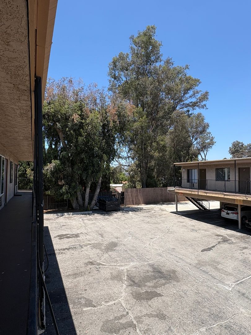 Van Nuys Apartment: 7507 Woodman Ave