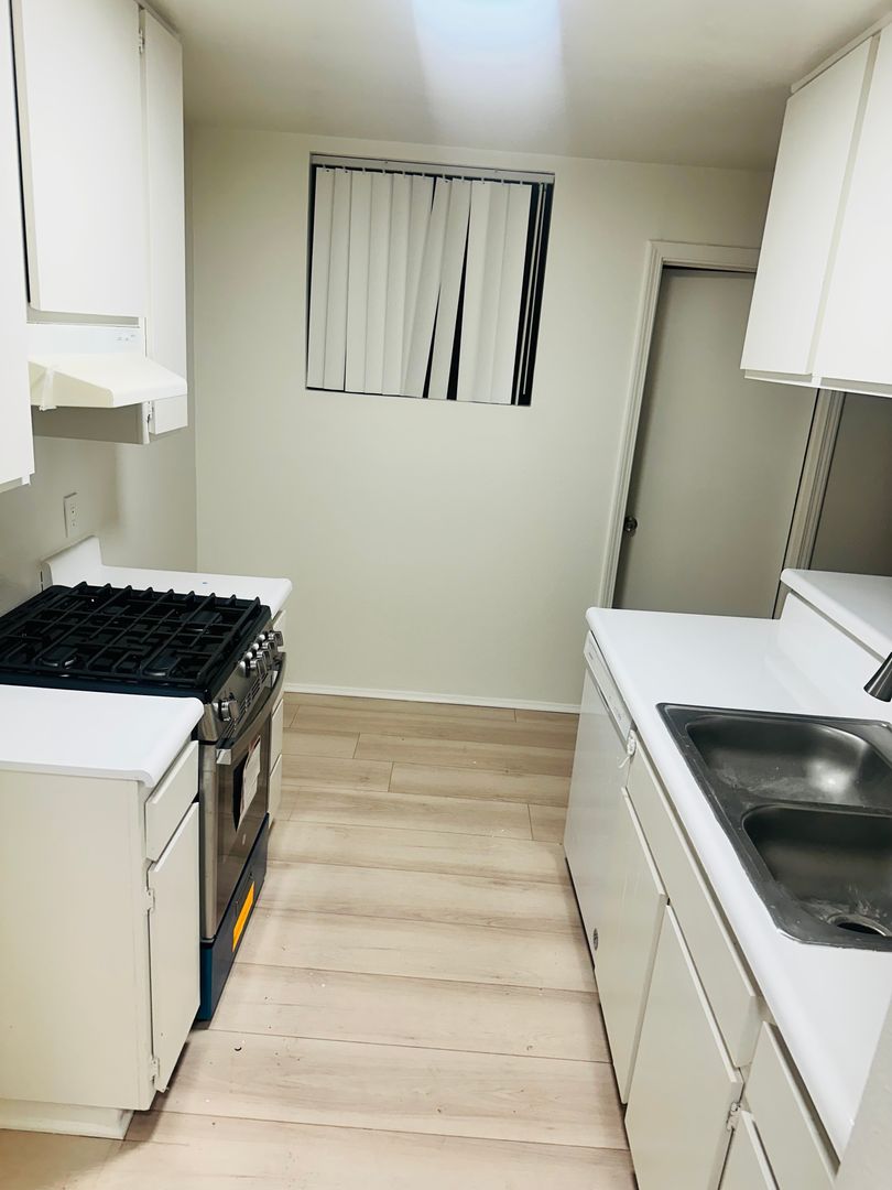 Van Nuys Apartment: 7040 Haskell Ave