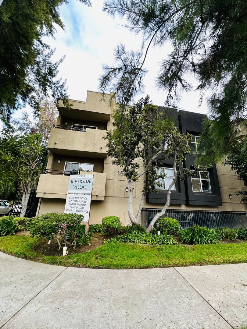 Sherman Oaks Apartment: 13002 Riverside Dr