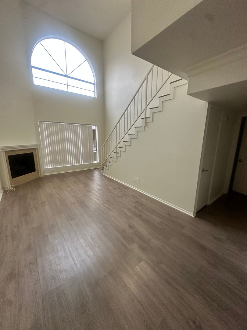 Sherman Oaks Apartment: 15009 Moorpark St