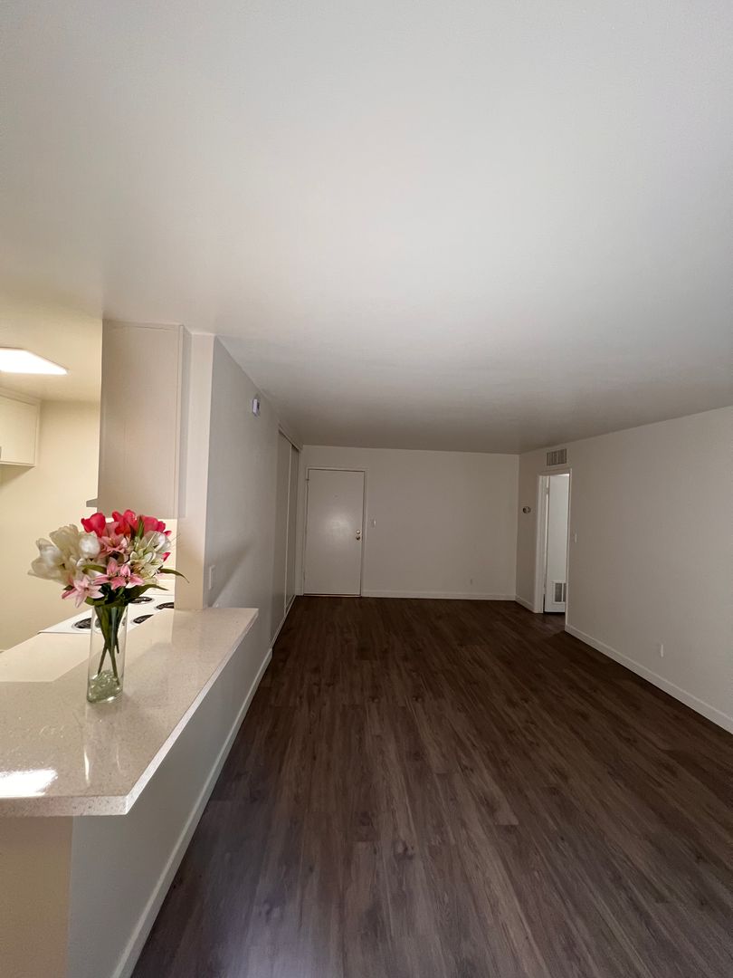 Sherman Oaks Apartment: 4424 Woodman Ave