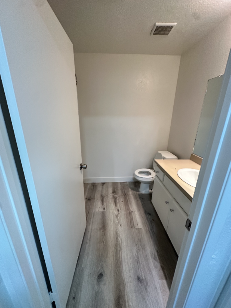 Sherman Oaks Apartment: 15009 Moorpark St