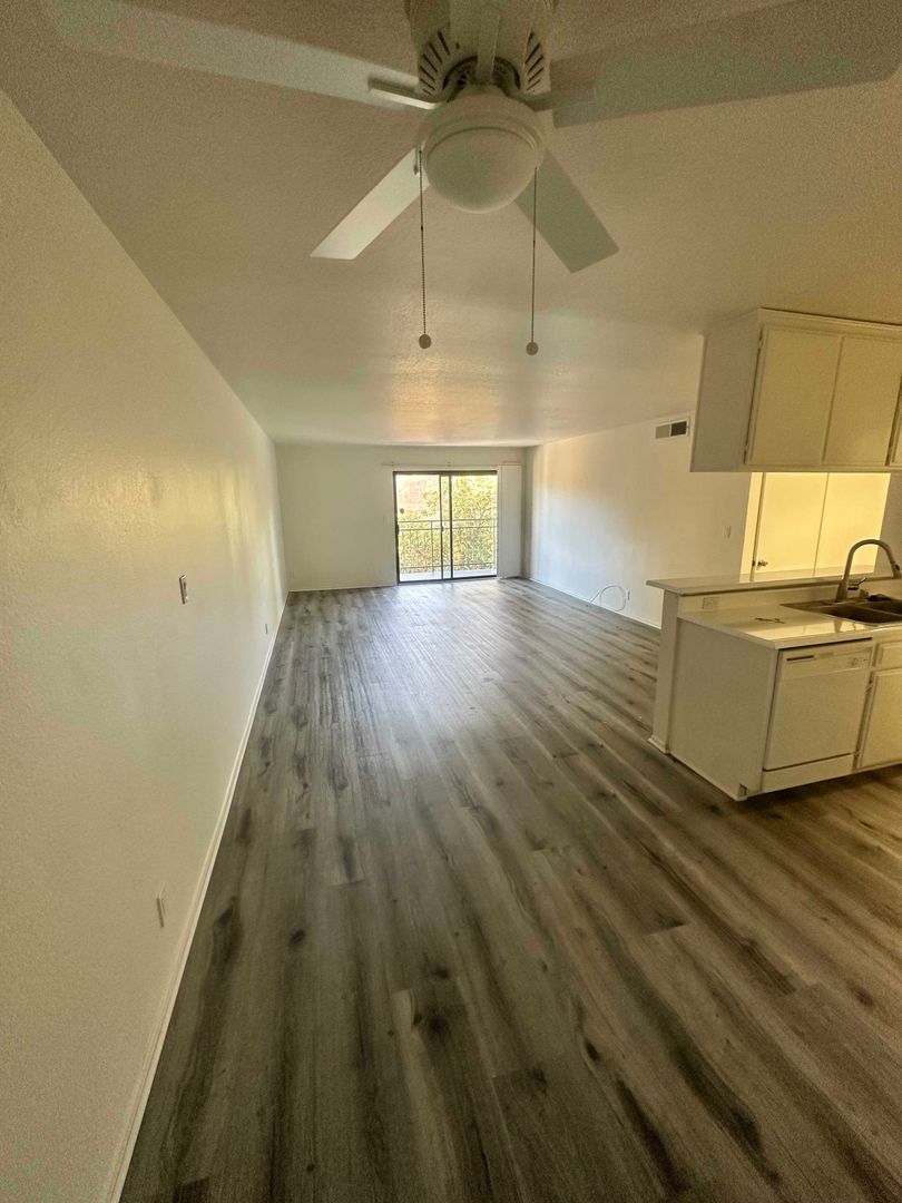 Van Nuys Apartment: 7040 Haskell Ave