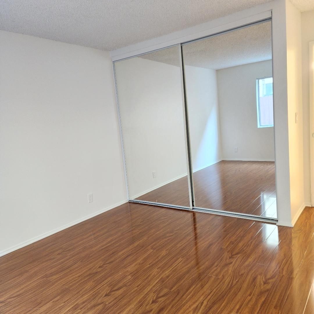 Sherman Oaks Apartment: 4424 Woodman Ave