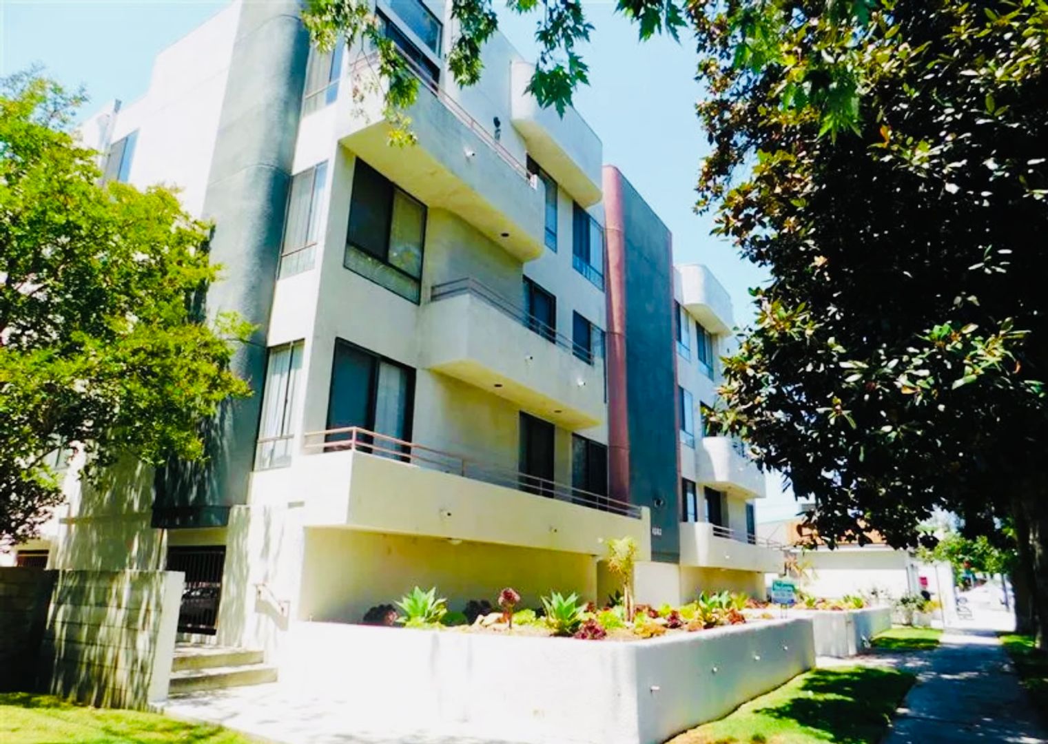 Studio City Apartment: 4343 Whitsett Ave