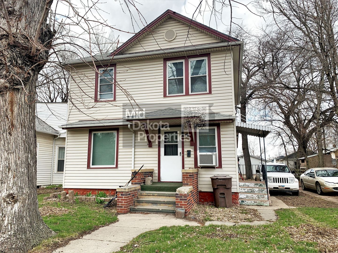 Mitchell Apartment: 216 E 5th