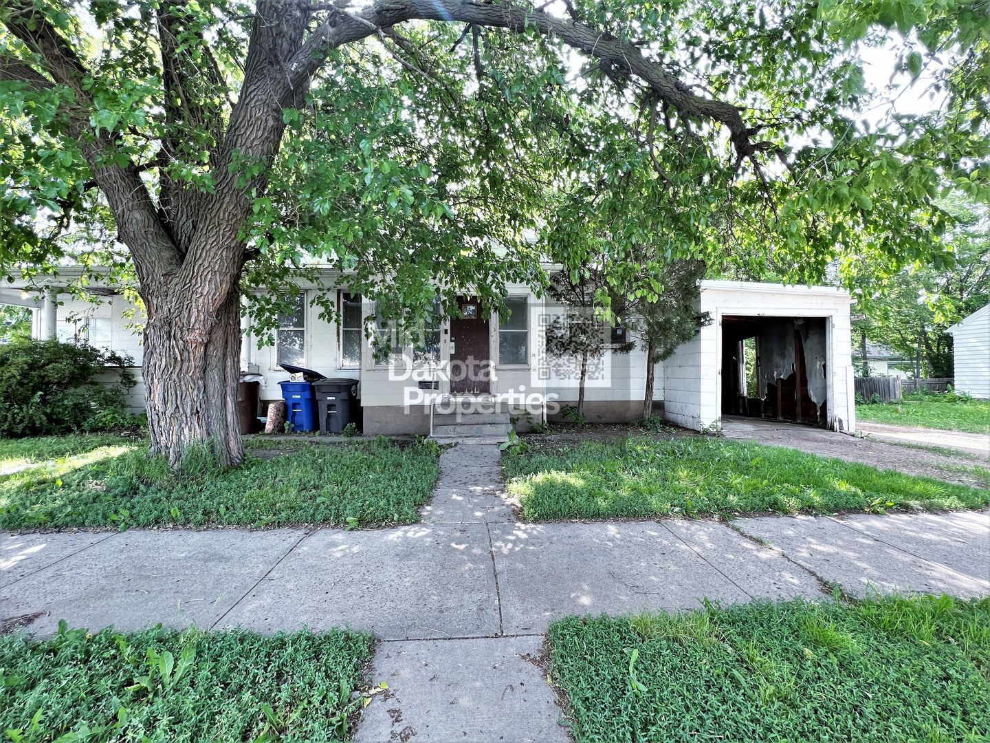 Mitchell Apartment: 200 W 4th/401 N Rowley