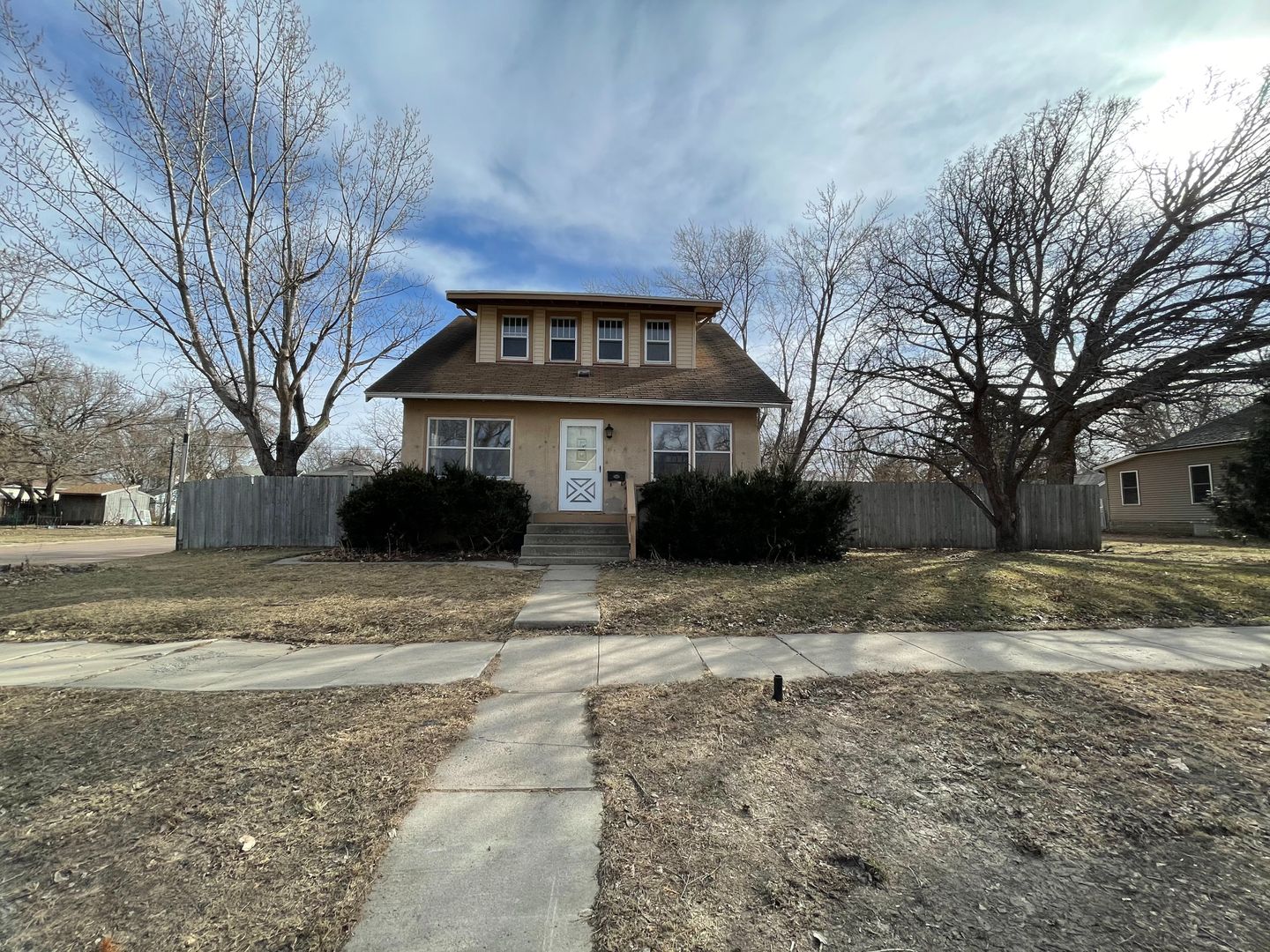 Mitchell Apartment: 801 W 5th