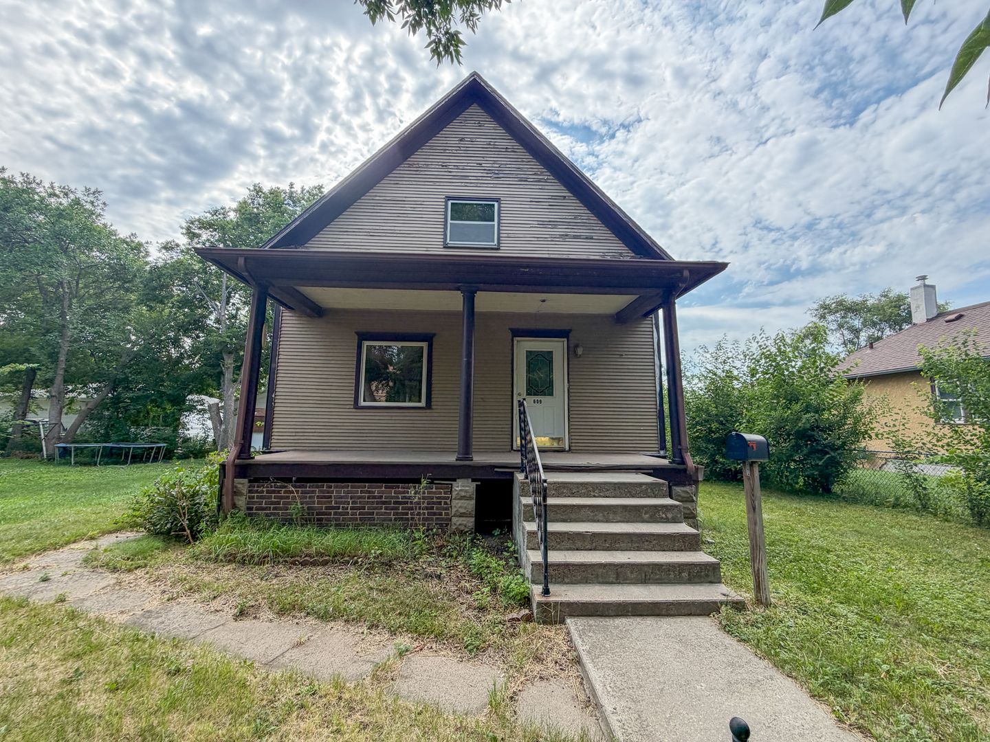 Mitchell House: 609 N Edmunds