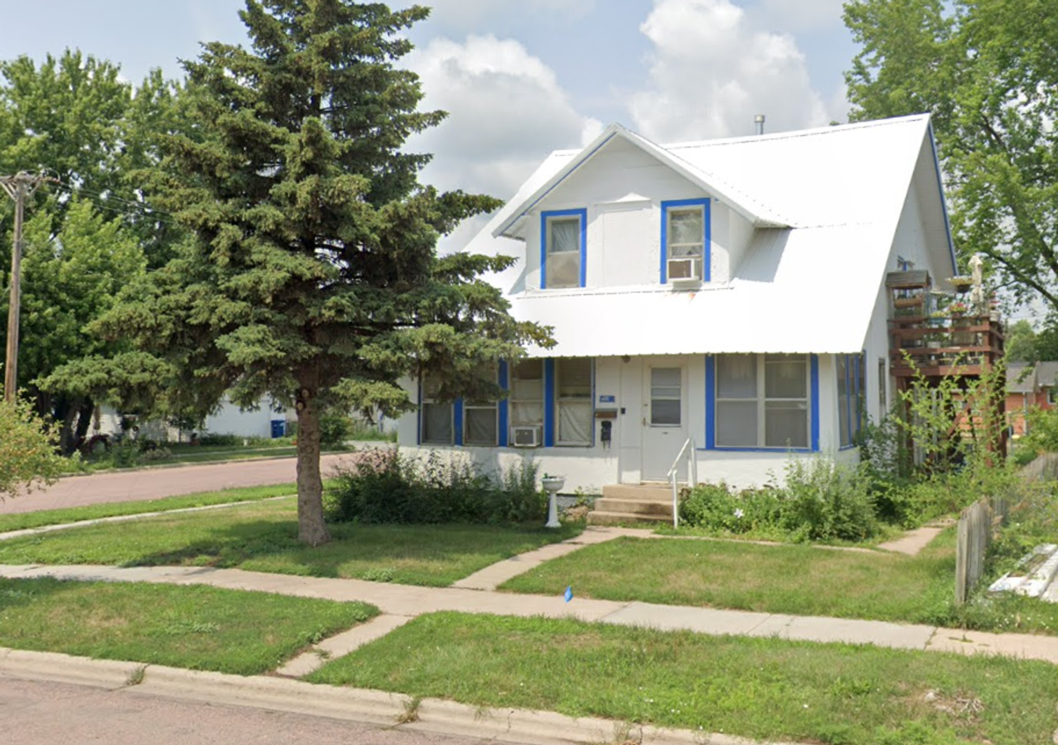 Mitchell Apartment: 400 E 12th