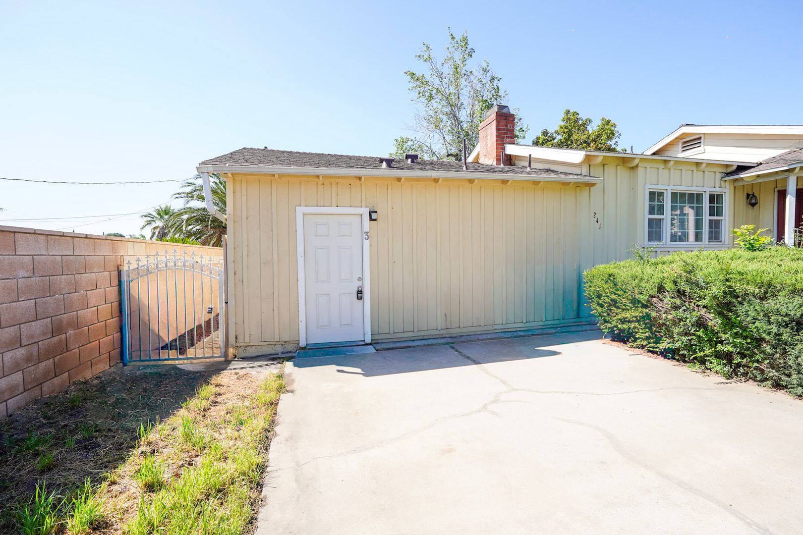 Rialto Apartment: 241 East Etiwanda Avenue