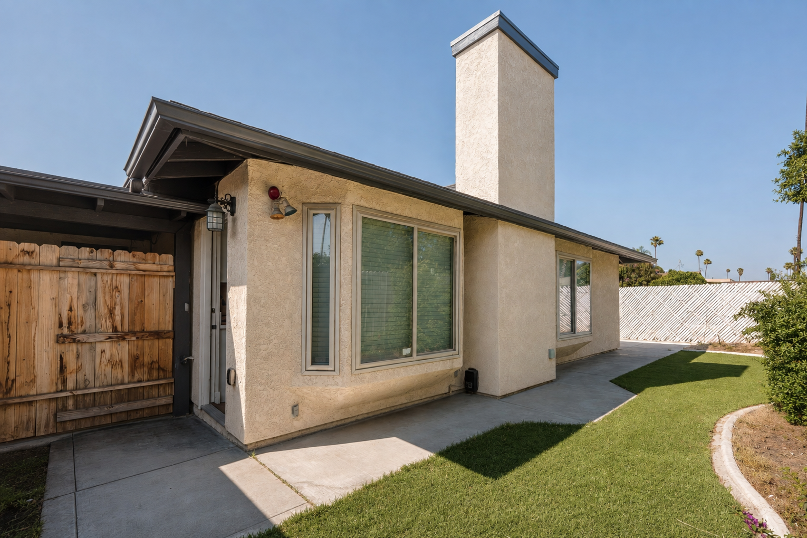 Riverside Apartment: 8840 San Vicente Avenue