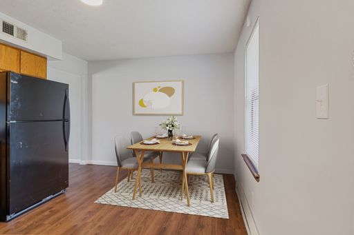 East Memorial Apts - 2 Bedroom 1.5 Bathroom Townhomes! Washer & Dryer in Unit! Near the Cardinal Greenway! – photo 1