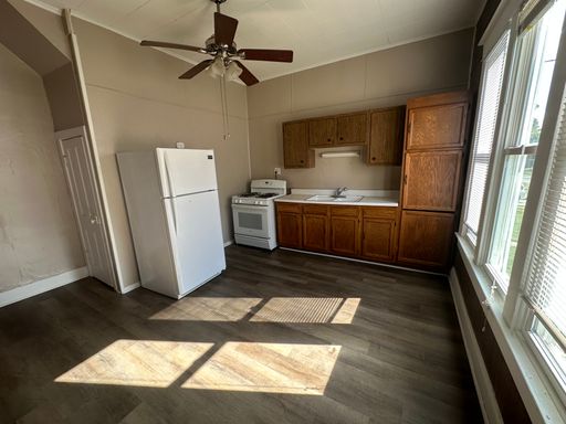 Charming 2-bedroom, 1-bathroom duplex with new flooring, located just minutes from Ball State University and The Village! – photo 1
