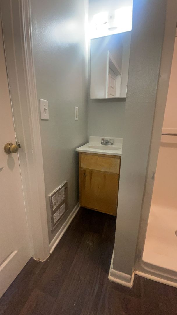 111 1/2 S Dicks St Your Ball State Home Awaits! Cozy 2-Bedroom Duplex Near Campus 6 of 8