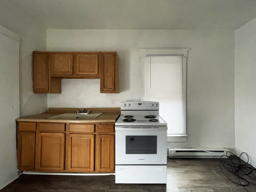 For Rent: 626 W Main St #2! 1 Bedroom Apartment, New flooring, New Appliances! Downtown Muncie!