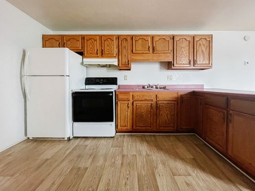For Rent: 114 E 8th St Apt 3! Cozy 3 Bedroom! W/D Hookups! Pet Friendly! Coming Soon! – photo 1