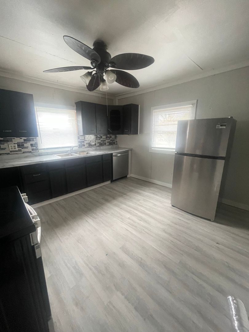 Muncie House: 305 N Biltmore Ave