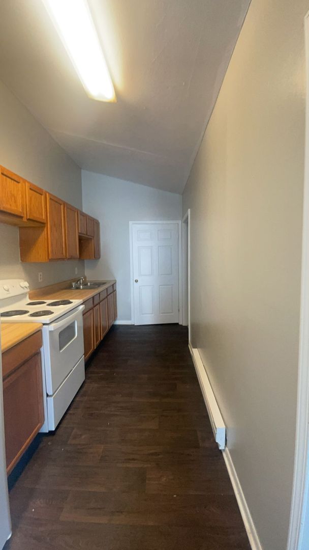 Muncie Apartment: 111 S Dicks St. - 111 1/2 S Dicks St.