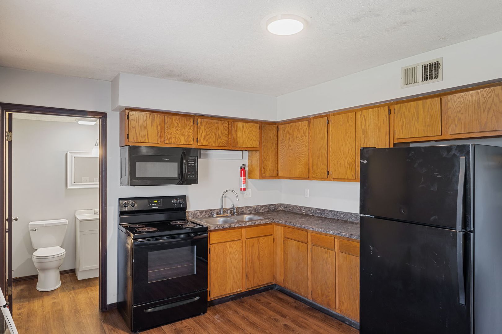 East Memorial Apartments - 2 Bed/1.5 Bath Townhomes w/Screened Porch on the Cardinal Greenway! 3 of 12