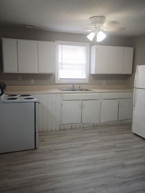 For Rent: 502 1/2 S Mound St - Located Near Downtown Muncie! 2-story duplex! 2 Bedroom 1 bath! Spacious! Nice front porch! – photo 1