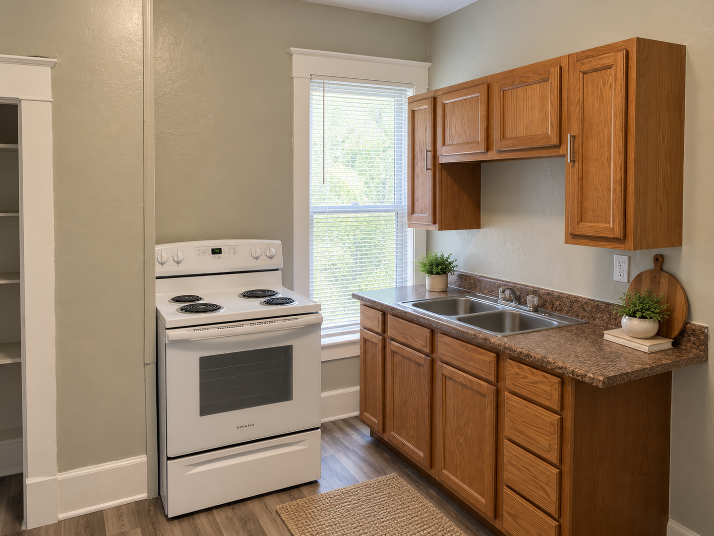 For Rent: 626 W Main St #3: 1 Bedroom Apartment! New flooring! New appliances! Near Downtown Muncie! 11 of 12