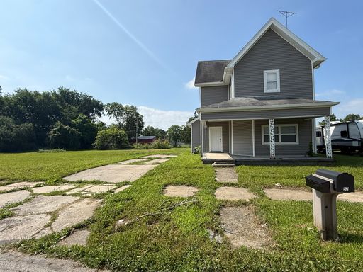 Spacious 4 Bedroom 2 Bathroom, Two Story Home! Nice Porch! Off Street Parking! Washer & Dryer Hookup! – photo 1