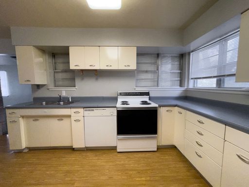 3 Bedroom, 2 Bathroom house with lots of space and storage, Close to Campus – photo 1